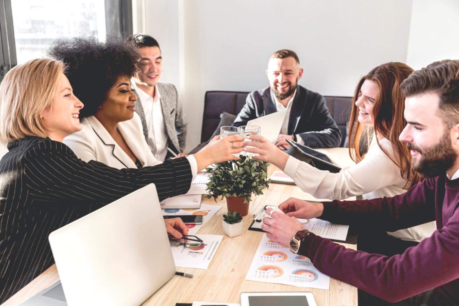 Participants analysant des données financières lors d'un atelier pratique