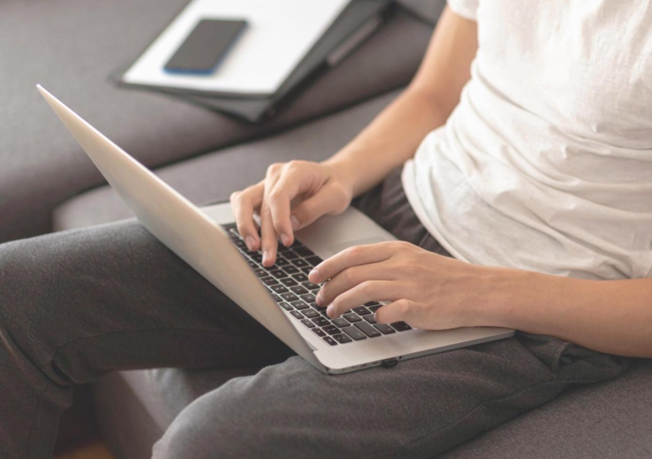 Espace de formation équipé pour les sessions pratiques d'analyse financière