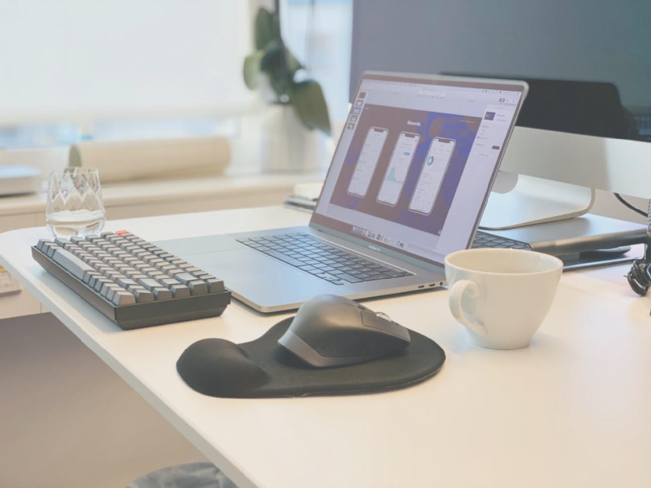 Participants travaillant en groupe sur des modèles d'évaluation